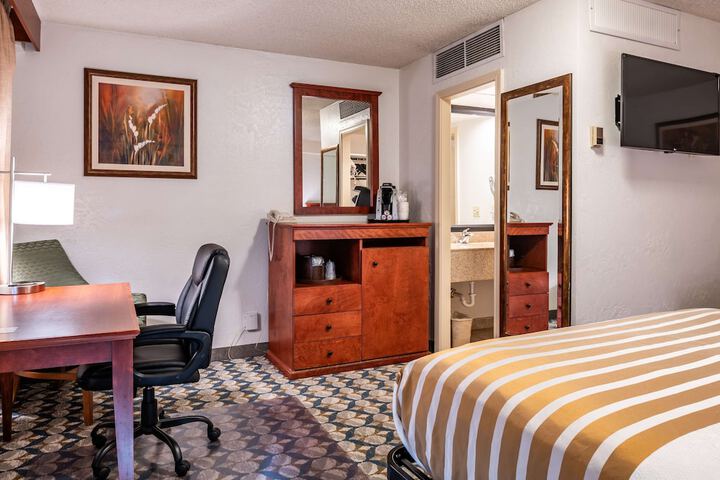Room 17 of 28