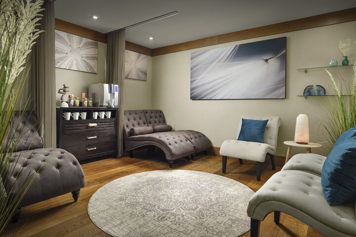 Lounge 48 of 71