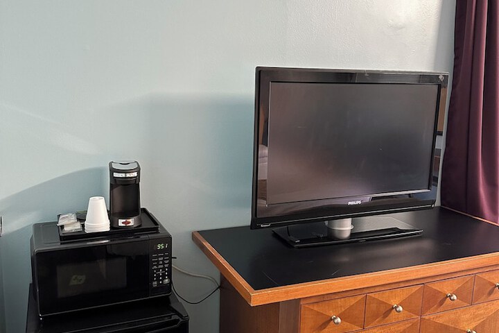 Room 11 of 28