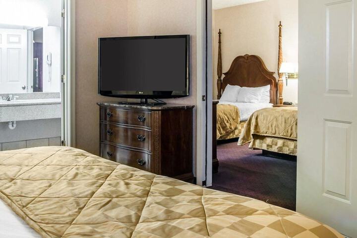 Clarion Hotel Mackinaw City Beachfront