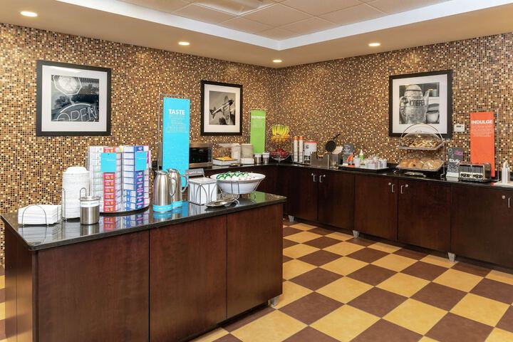 Hampton Inn & Suites Cleveland-Airport / Middleburg Heights