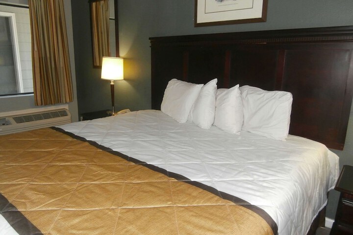 Room 7 of 12