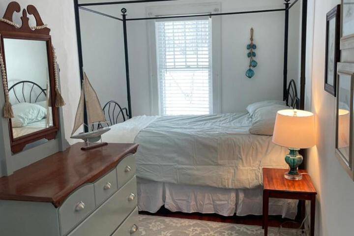 Drop Anchor Cottages and Lake House