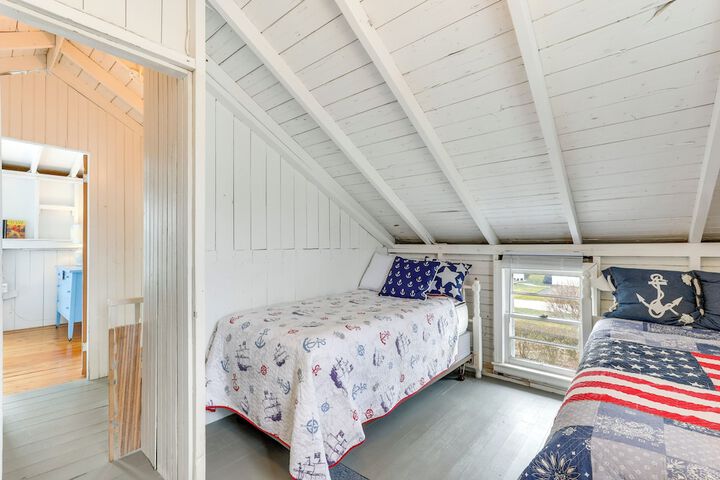 Charming Westbrook Cottage Steps to Private Beach