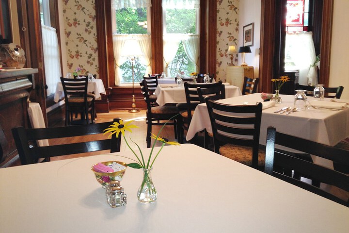 Dining 47 of 50