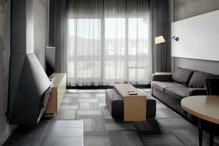 Room 34 of 141
