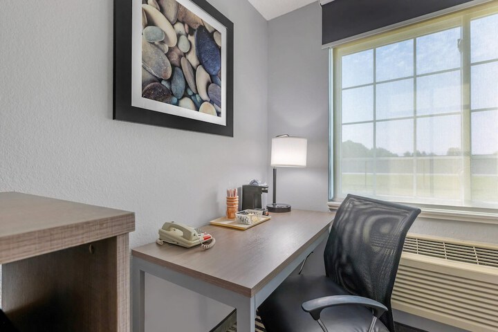 Quality Inn Chesterton near Indiana Dunes National Park I-94
