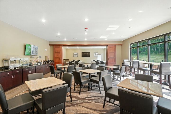 Cobblestone Hotel & Suites-Bellefontaine