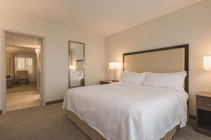 Embassy Suites by Hilton Milwaukee Brookfield