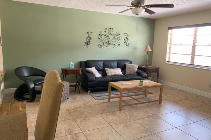 Tranquil Waterfront 2bd1ba Apt in North Palm Beach