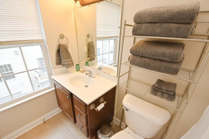 Walk to Notre Dame Spacious 3BR Townhome w Garage Family-friendly Amenities 123p