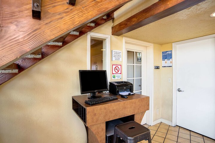 Business Center 63 of 66