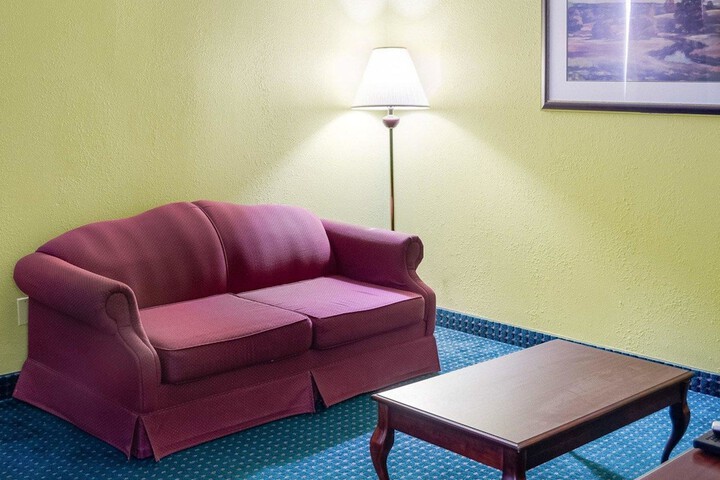 Econo Lodge Canton I-55