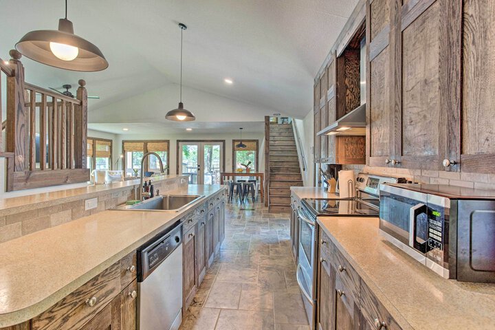 Tool Waterfront Home w / Hot Tub & Fire Pit!