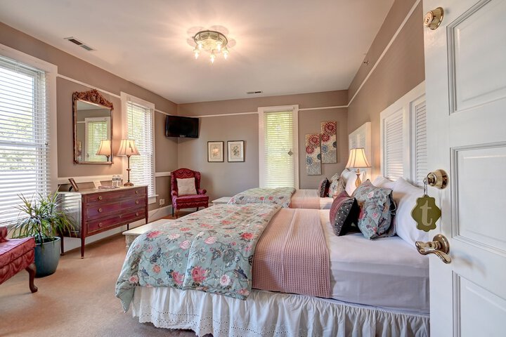 Room 27 of 76