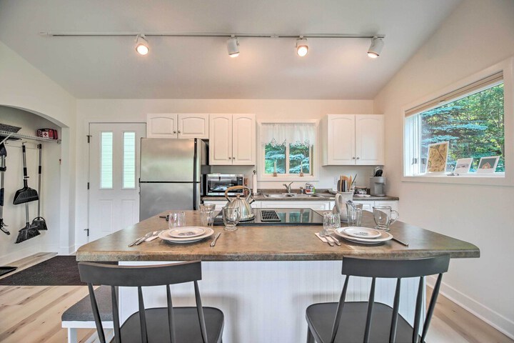 Airy & Bright Hideaway Near Smugglers Notch!