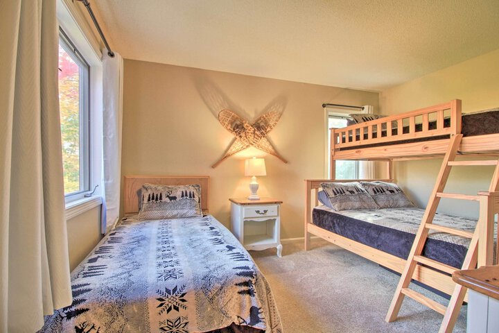 Ski-in Ski-out Okemo Oasis w / Deck + Mtn View!