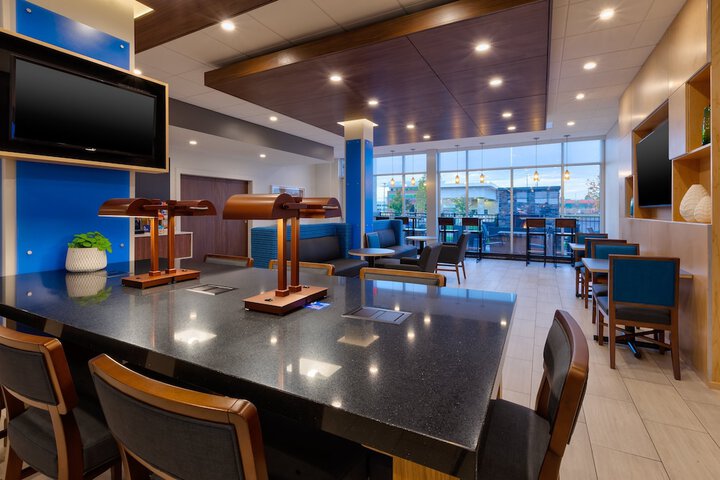 Holiday Inn Express & Suites Eau Claire West I-94 by IHG