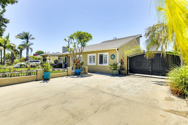 Westminster Escape Near Beaches & Shopping!