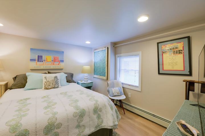 Cozy Ventnor Getaway: Walk to Public Beach!