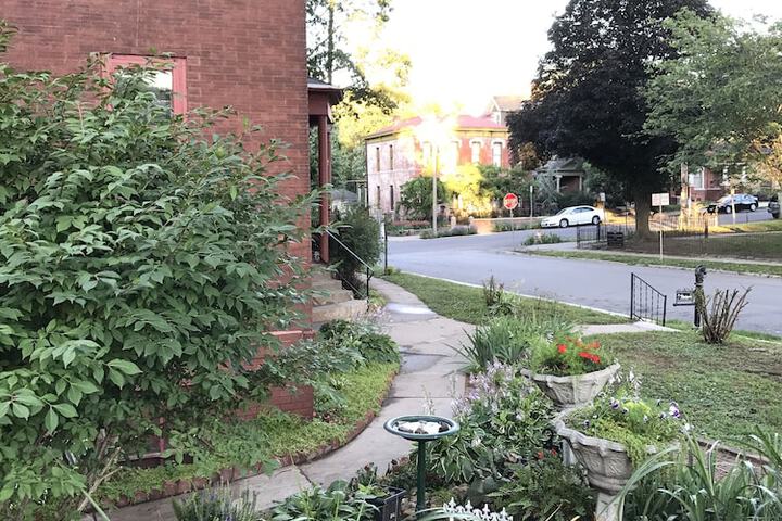 Vineyard Mansion & Carriage House Bed & Breakfast