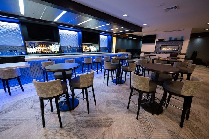 Lounge 76 of 82