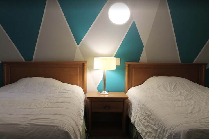 Room 9 of 18
