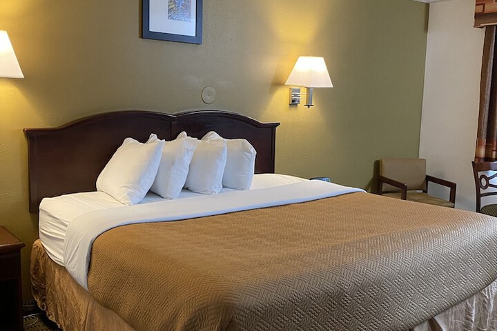 Travelodge by Wyndham La Porte / Michigan City Area