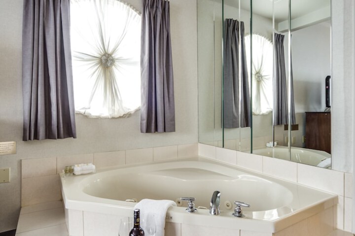 Monte Carlo Inn Oakville Suites