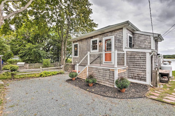 Charming Bristol Cottage w / Private Beach!