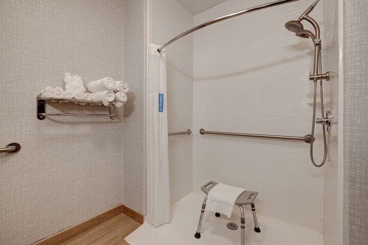 Room 32 of 60