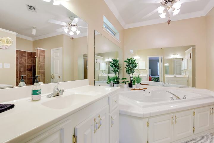 Chic Home w / Club Access Near Bay St. Louis!
