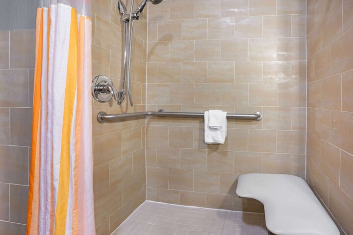 La Quinta Inn & Suites by Wyndham Houston Bush Intl Airpt E