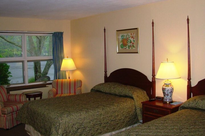 Red Carpet Inn on the Lake