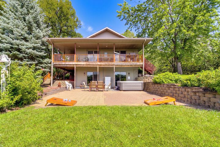 Private Lakefront Cabin w / Hot Tub Deck & Views
