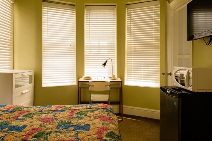 Room 8 of 10