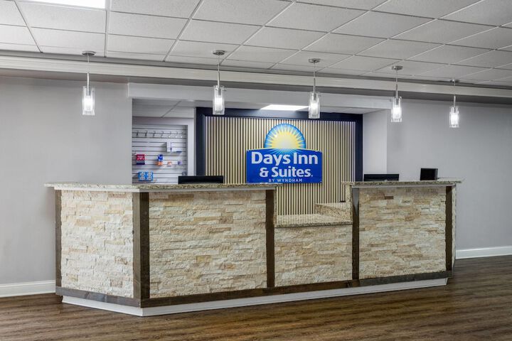 Days Inn and Suites by Wyndham Hammond IN