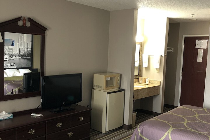Super 8 by Wyndham Aurora / Naperville Area
