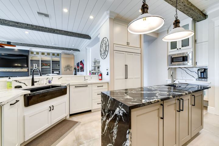 Spacious Queen Creek Home w / Hot Tub & Pool!