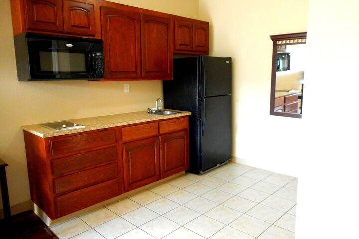 Crossroads Inn & Suites