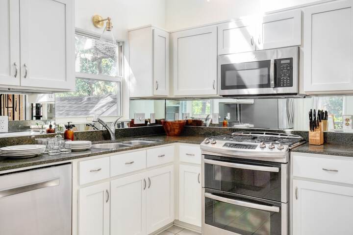 Hemlock by Avantstay Minutes From Folly Beach w / Multiple Patios