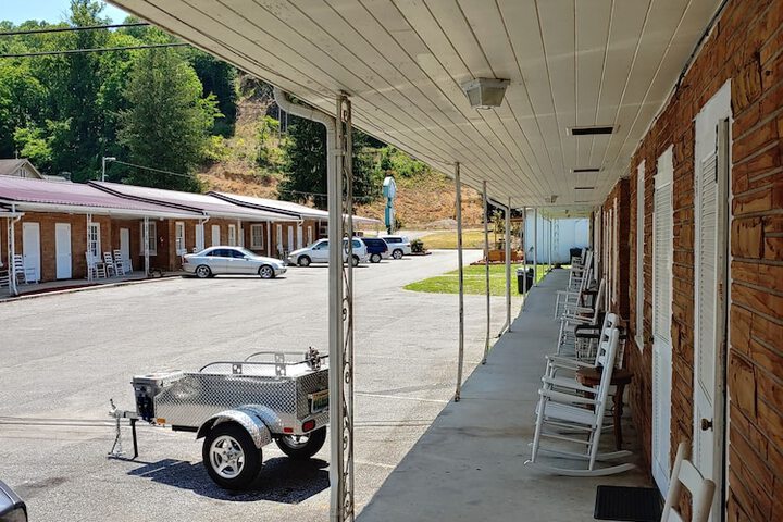 RoseWood Inn