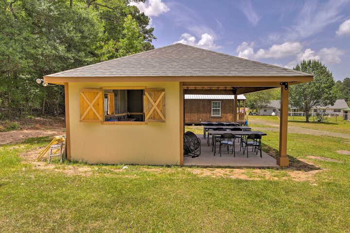 Lakefront Cabin w / Access to 2 Paddleboats!
