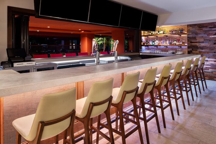 Lounge 42 of 44