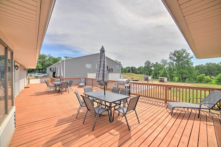 Near Boat Launch: Pet-friendly Grass Lake Getaway