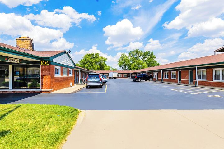 Manor Motel by OYO Near Oak Brook / Chicago Westchester