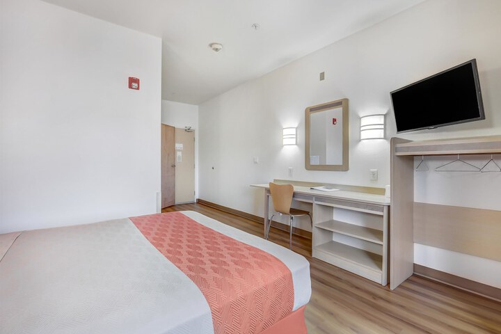 Room 27 of 34