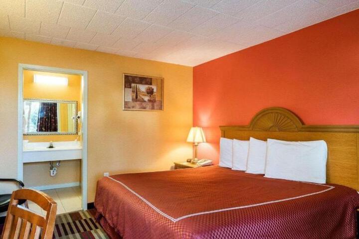 Rodeway Inn University
