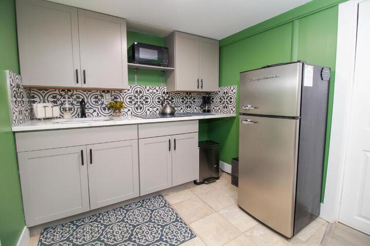 Exceptional & Central Garden Suite, Top Amenities & Care!