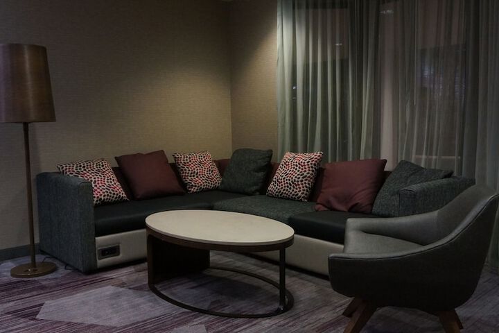Lounge 84 of 100